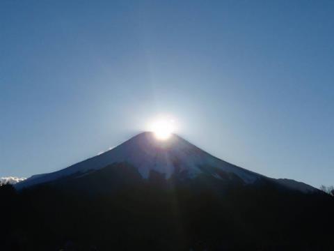 山中湖花の都公園から見たダイヤモンド富士